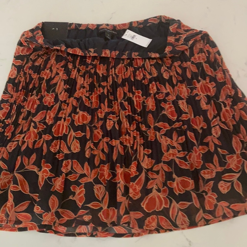 Banana Republic size M tags on elastic waist skirt